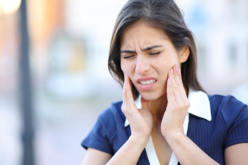 a woman experiencing jaw pain